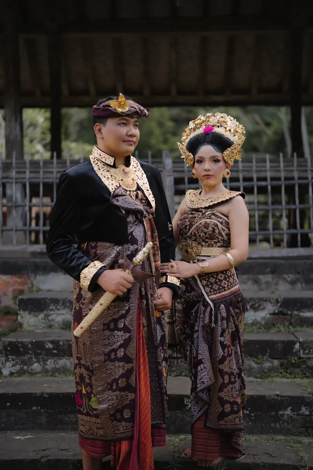 Krisna dan Dewik berbusana adat Bali, potret berdua